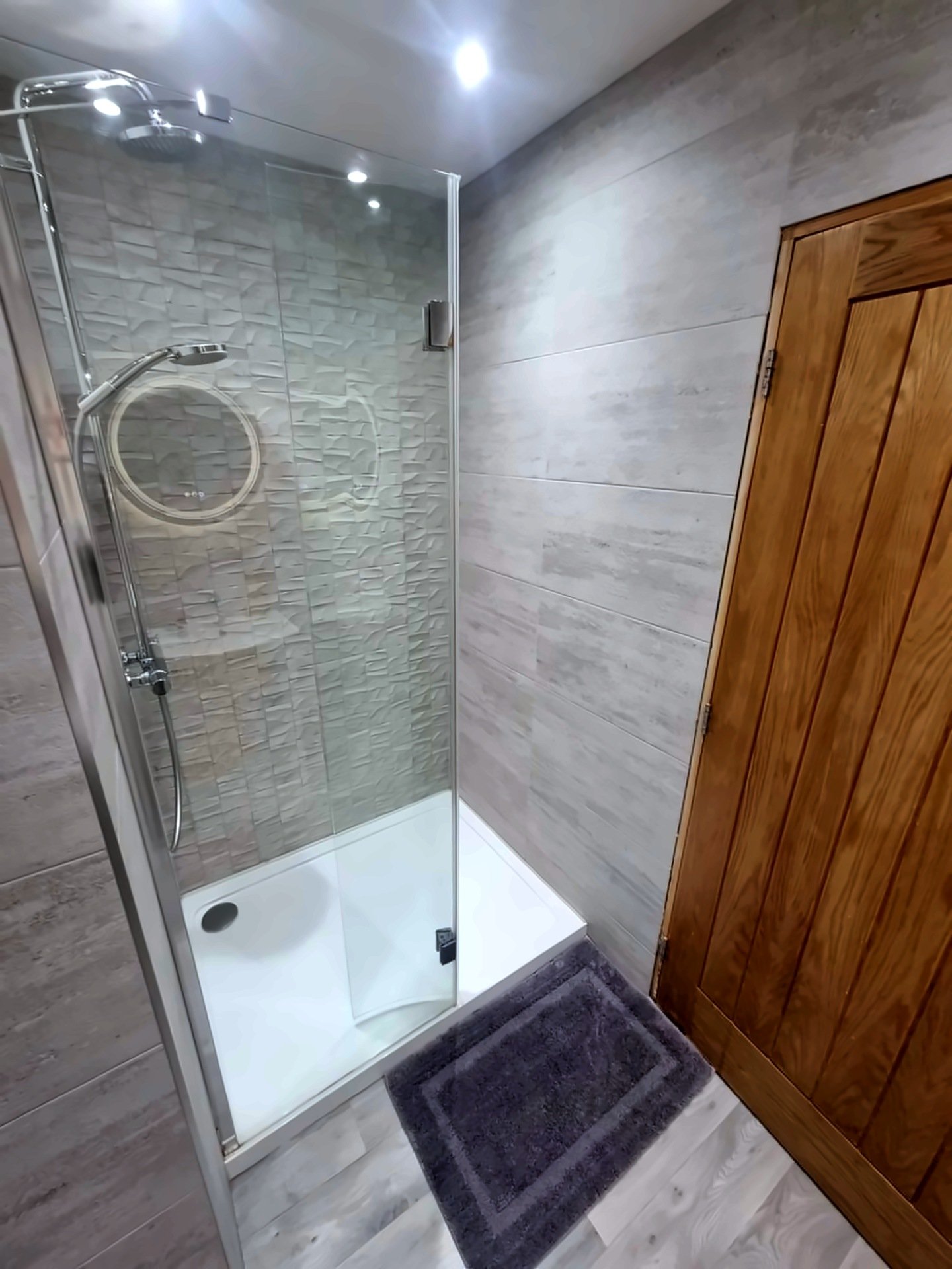 Bathroom with AI light, colour and clarity enhancement